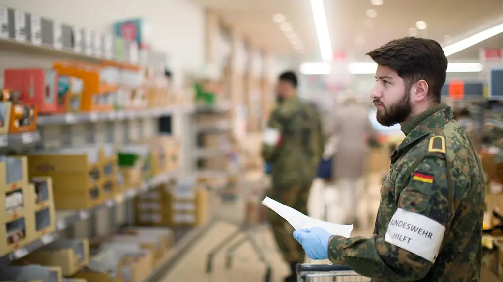 Marinesoldaten kaufen für Risikogruppen und ältere Menschen ein.