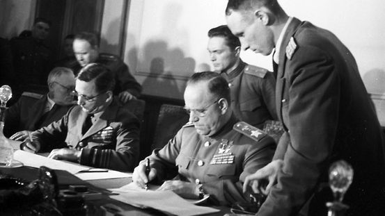 Luftmarschall Tedder (Großbritannien) und Marschall Shukow (Sowjetunion) nehmen die bedingungslose Kapitulation der deutschen Wehrmacht entgegen, Berlin-Karlshorst, 8./9. Mai 1945
