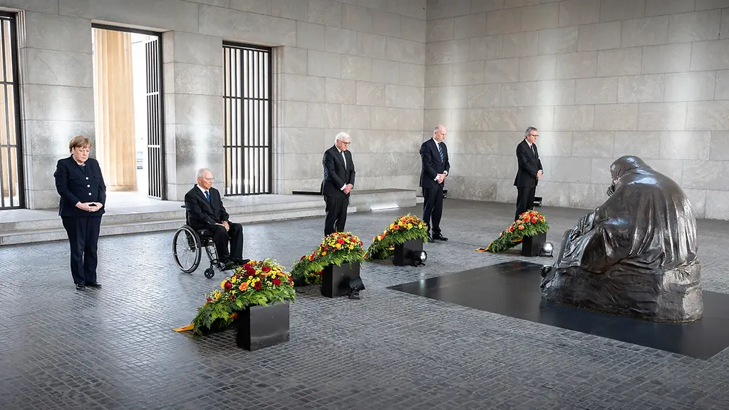Chancellor Angela Merkel, Bundestag President Wolfgang Schäuble, Federal President Frank-Walter Steinmeier, Bundesrat President Dietmar Woidke and Federal Constitutional Court President Andreas Voßkuhle at Berlin's Neuen Wache memorial site