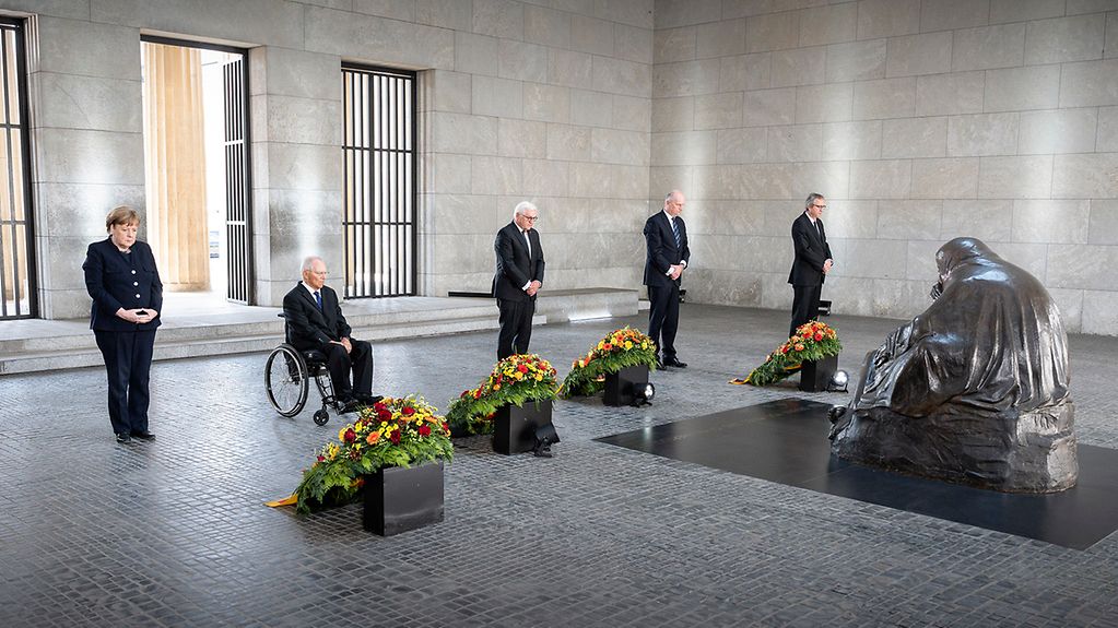 La chancelière fédérale, le président du Bundestag, le président fédéral, le président du Bundesrat et le président de la Cour constitutionnelle fédérale au Grand Mémorial de la Nouvelle Garde à Berlin