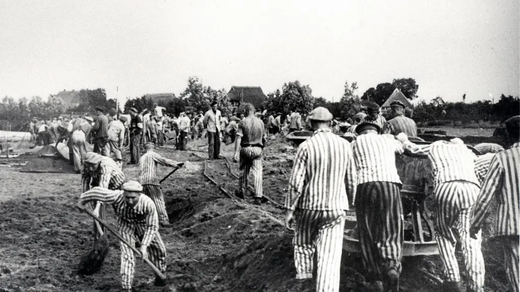 Prisoners from Neuengamme concentration camp dig the branch canal from the brickworks to the River Dove-Elbe.