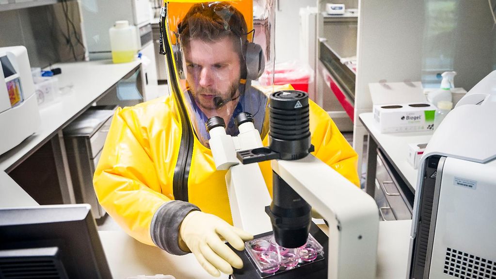 Foto zeigt einen Mitarbeiter im Labor. 