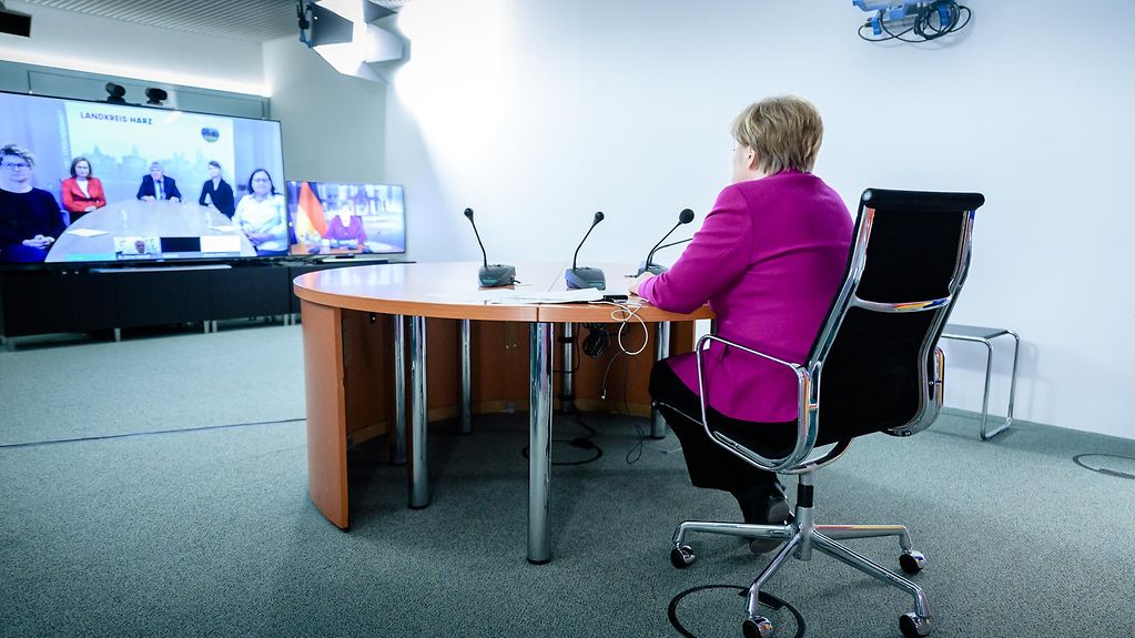 La chancelière fédérale Angela Merkel lors d'une visioconférence avec l'office de santé publique de l'arrondissement rural du Harz