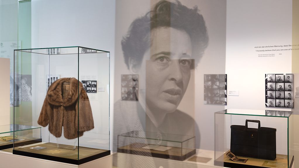 Blick auf persönliche Gegenstände der Philosophin Hannah Arendt in der ihr gewidmeten Ausstellung im Deutschen Historischen Museum