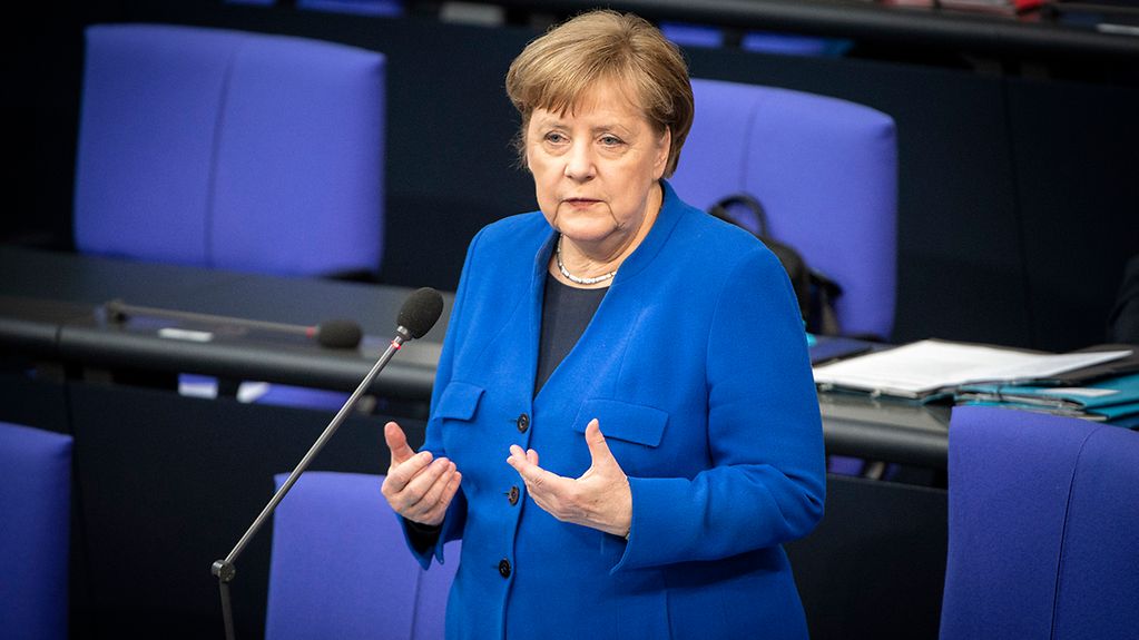 Bundeskanzlerin Angela Merkel während der Regierungsbefragung im Bundestag