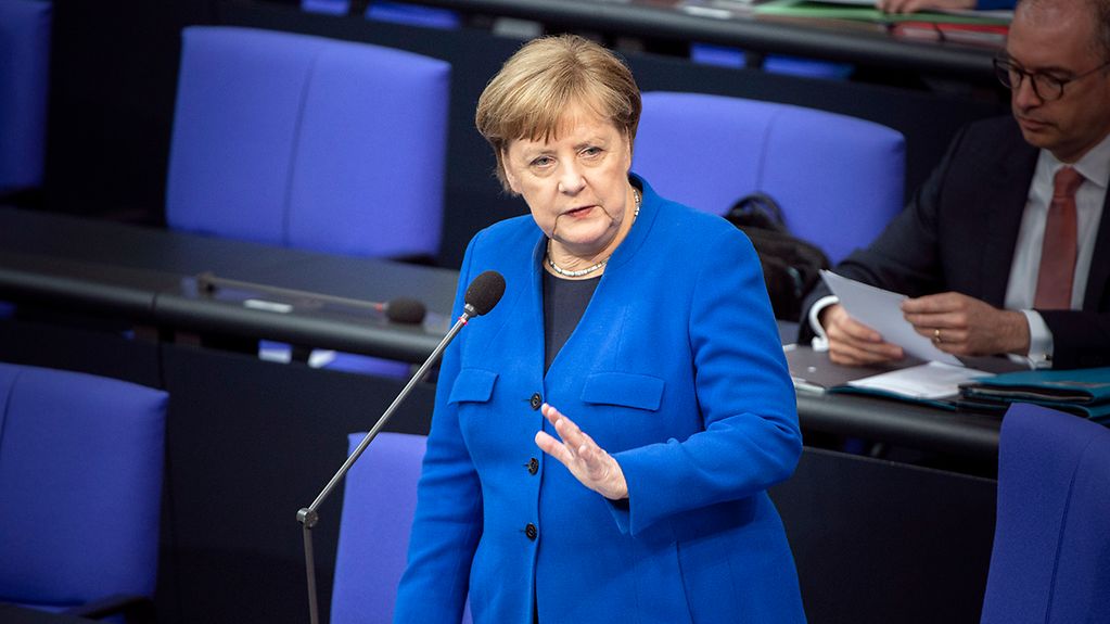 La chancelière Angela Merkel lors de la séance des questions orales posées au gouvernement fédéral au Bundestag