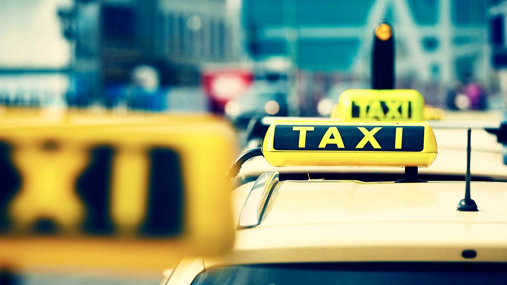 Mehrere Taxischilder sind hintereinander zu sehen