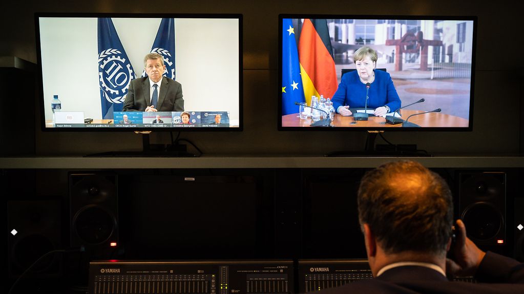 Bundeskanzlerin Angela Merkel bei einer gemeinsamen Videokonferenz mit den Vorsitzenden von internationalen Wirtschafts- und Finanzorganisationen. 