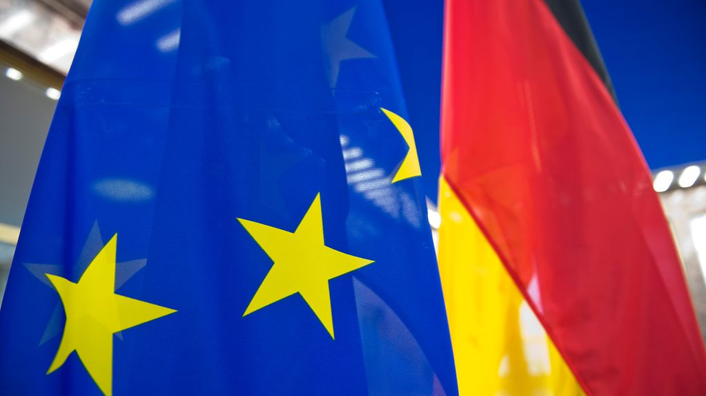 Deutsche Fahne und EU-Fahne