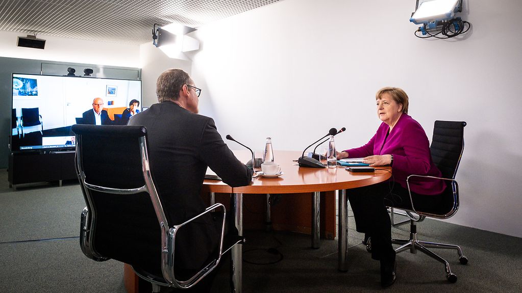 Bundeskanzlerin Angela Merkel und Berlins Regierender Bürgemeister Michael Müller bei einer Videokonferenz mit den ostdeutschen Regierungschefs..