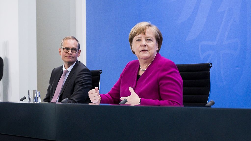 Chancellor Angela Merkel and Michael Müller, the Governing Mayor of Berlin, at the press conference following the meeting of state premiers of the eastern states