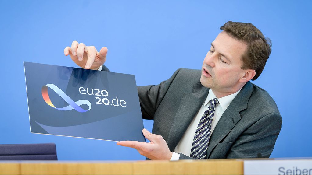 Steffen Seibert, Sprecher der Bundesregierung, stellt das Logo für die deutsche EU-Ratspräsidentschaft vor.