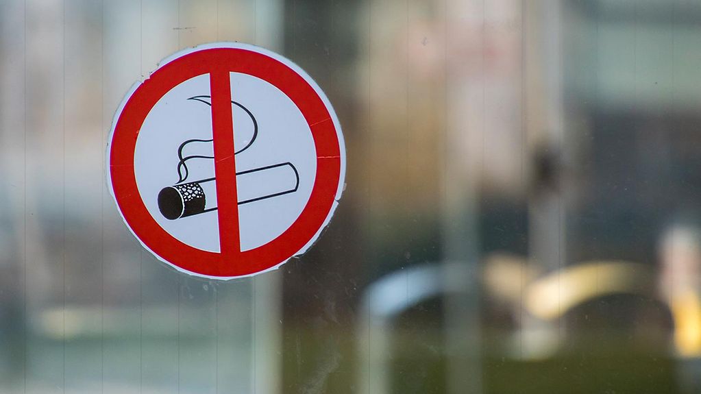 Nichtraucherschild an einer Glastür.