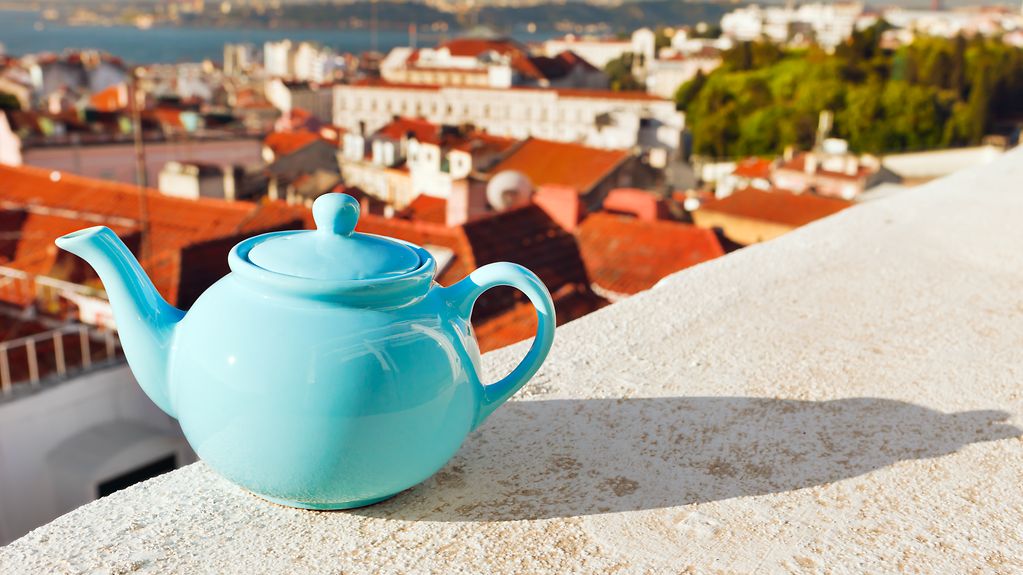 Teekanne auf dem Dach eines Hauses in Lissabon