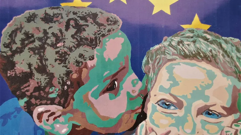 Das Bild zeigt zwei Jungen vor einer Europaflagge.
