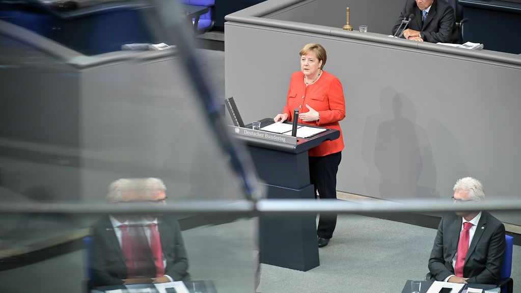 Kanzlerin Merkel am Rednerpult des Bundestages bei der Abgabe ihrer Regierungserklärung.