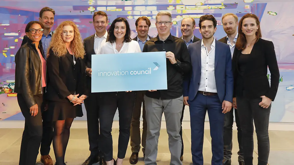 Dorothee Bär, Staatsministerin für Digitalisierung (1.Reihe 3.v.l.), und die Mitglieder des "innovation council" am 16.05.2018