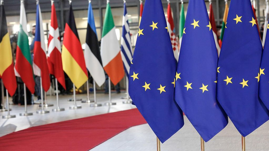 Flaggen der Europäischen Union im Europagebäude in Brüssel.