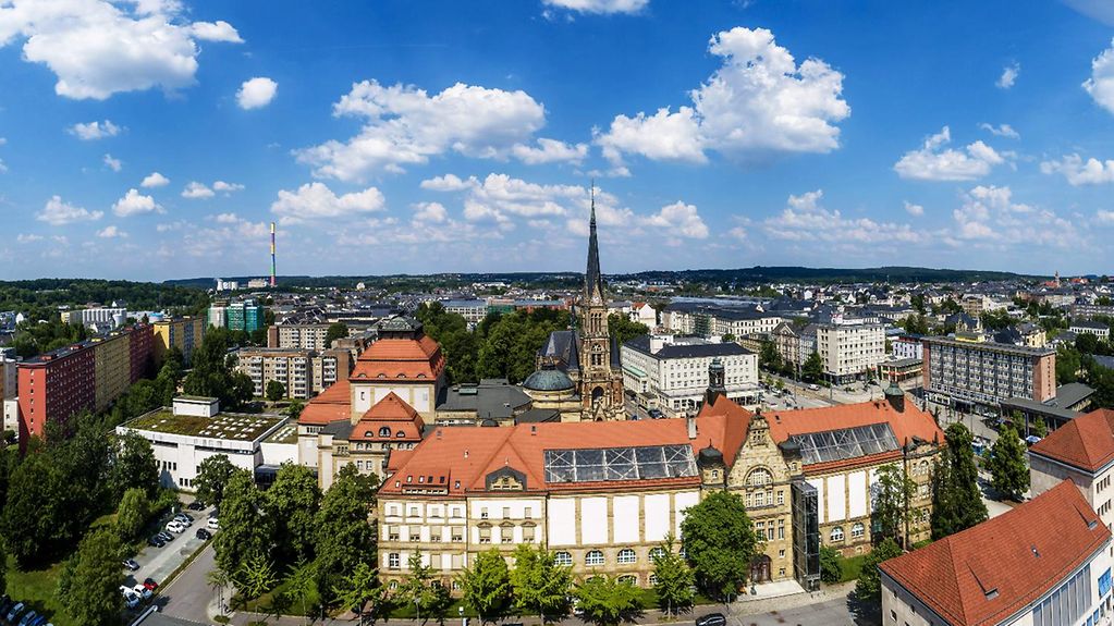 Das Bild zeigt Chemnitz aus der Vogelperspektive mit einer Kirche im Mittelpunkt. Der Bund entlastet die Städte und Gemeinden bei den finanziellen Folgen der Corona-Pandemie.
