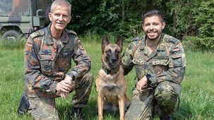 Generalleutnant Schelleis, Diensthund Donnie und Hundeführer Miguel Acosta