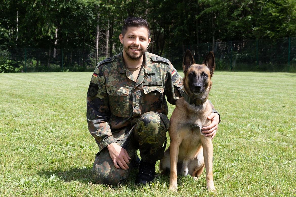 Oberfeldwebel Miguel Acosta ist der Hundeführer vom n Donnie
