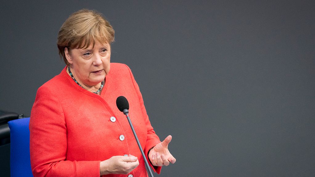 Bundskanzlerin Angela Merkel spricht im Deutschen Bundestag.