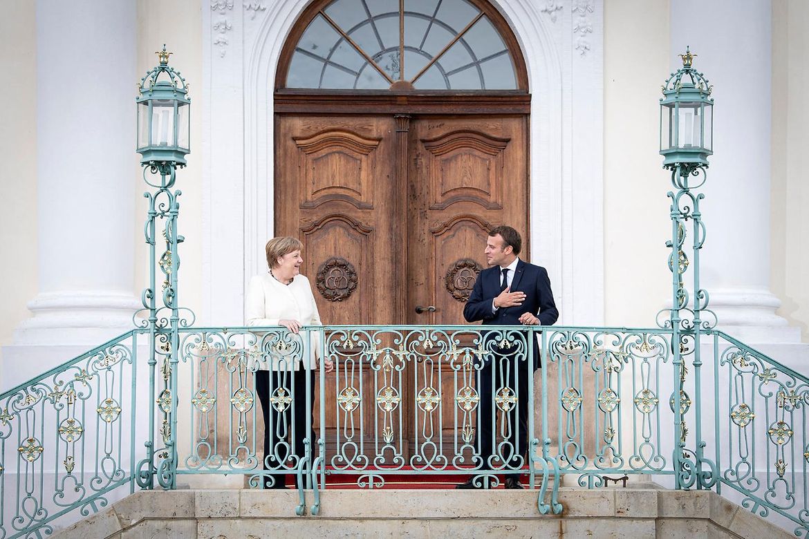 Bundeskanzlerin Angela Merkel und der französische Staatspräsident stehen auf der Freitreppe von Schloss Meseberg 