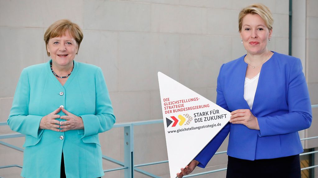 Bundeskanzlerin Angela Merkel und Franziska Giffey, Bundesministerin für Familie, Senioren, Frauen und Jugend, bei der Vorstellung der Gleichstellungsstrategie.