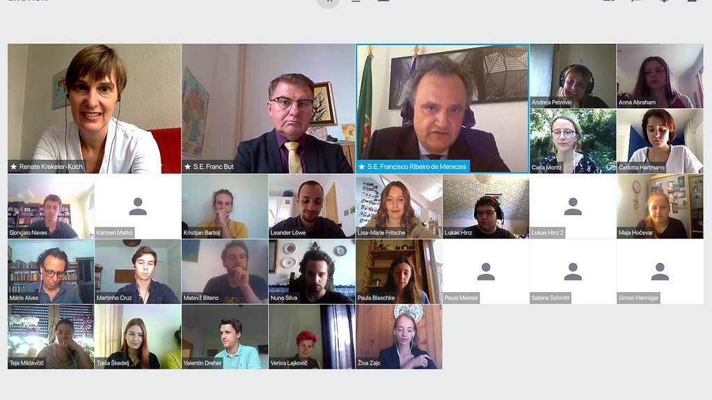 Die Mitglieder des Newsroom Europa bei einer Videokonferenz.