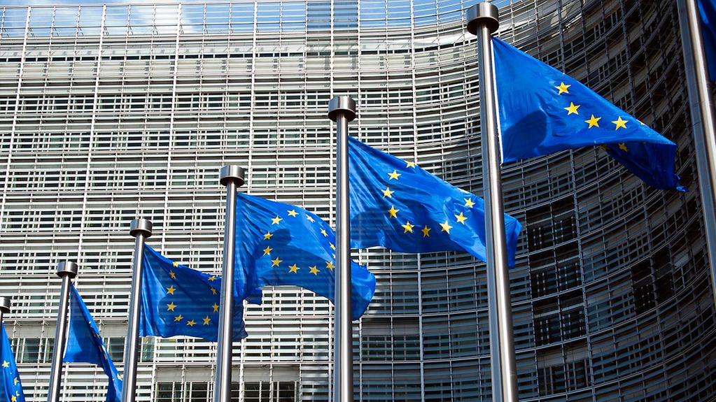 EU billigt Wirtschaftsstabilisierungsfonds: Das Bild zeigt Europa-Fahnen vor dem Gebäude der Europäischen Kommission.
