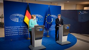 Bundeskanzlerin Angela Merkel wird von EU-Parlamentspräsident begrüßt.