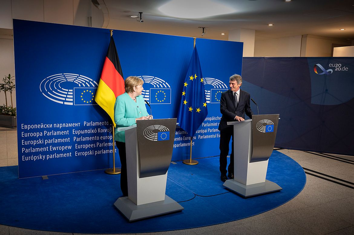 Bundeskanzlerin Angela Merkel wird von EU-Parlamentspräsident begrüßt.