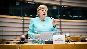 Bundeskanzlerin Angela Merkel spricht vor dem Europäischen Parlament.