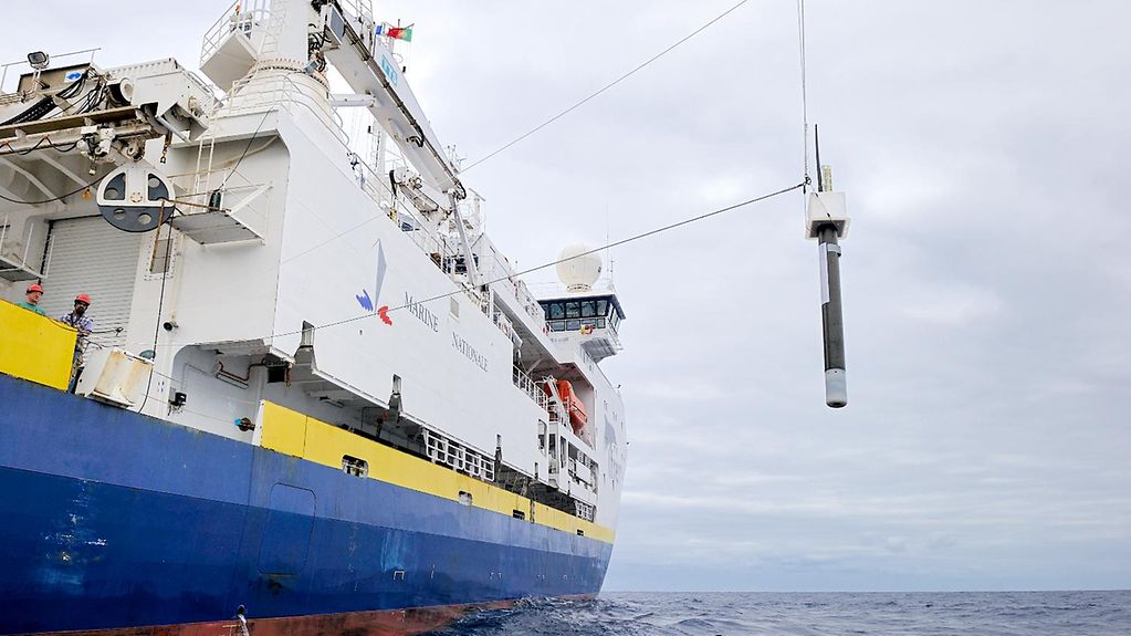 Eine Tauchboje hängt am Haken des französischen Forschungsschiffs Pourquoi Pas.