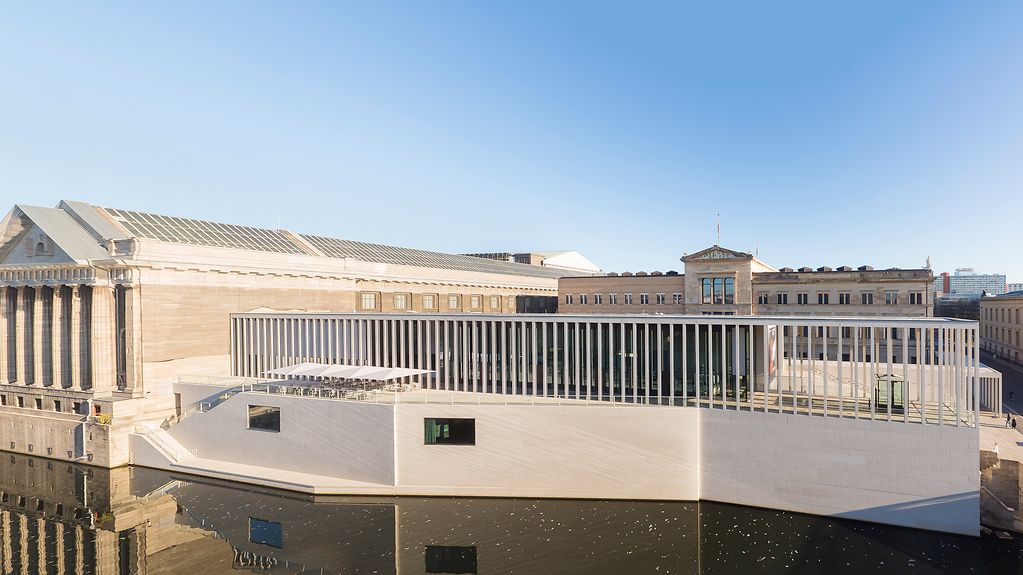 Blick auf die James-Simon-Galerie und das Pergamon Museum in Berlin