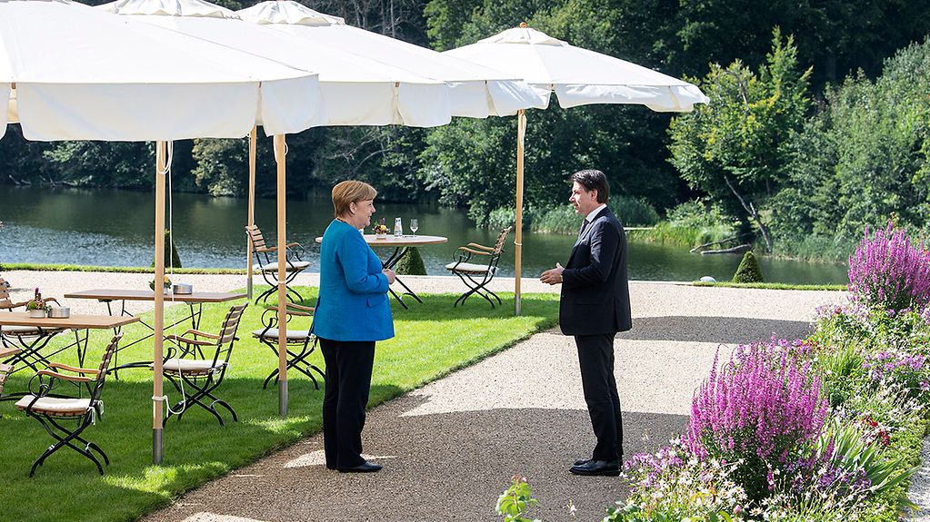 Visite du chef du gouvernement italien à Berlin : Angela Merkel et Giuseppe Conte dans les jardins du château de Meseberg, la résidence des hôtes du gouvernement fédéral