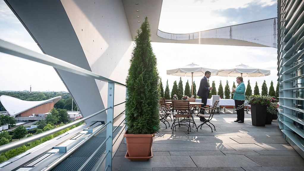 Spanish Prime Minister Pedro Sánchez and Chancellor Angela Merkel deep in discussion on the rooftop terrace of the Federal Chancellery
