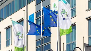 Gebäude des Europäisches Zentrum für die Prävention und die Kontrolle von Krankheiten (ECDC) mit Fahnen.