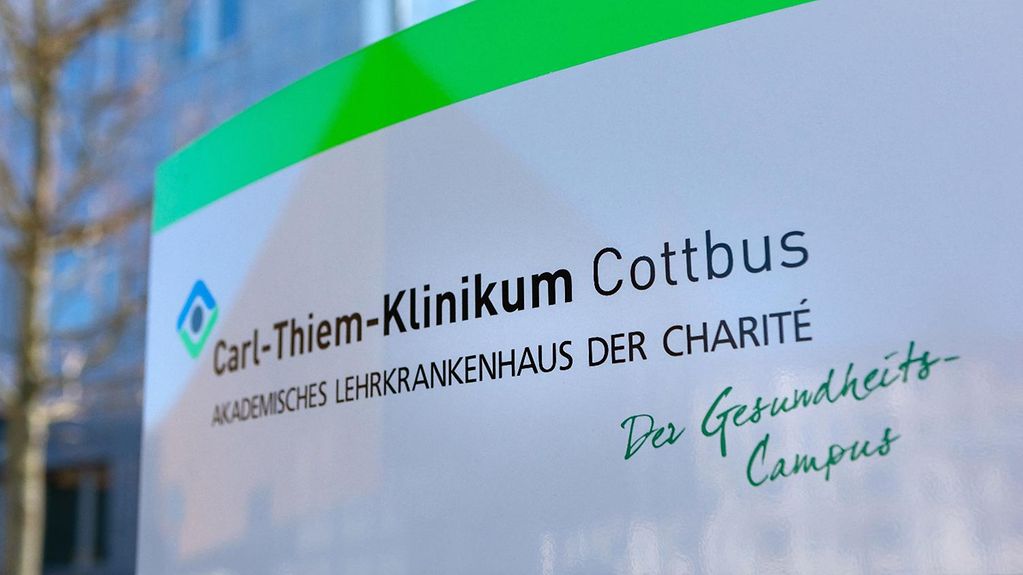 Eingangsschild des Carl-Thiem-Klinikums Cottbus.