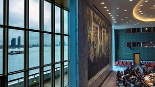 Blick aus dem Sitzungssaal des UN-Sicherheitsrates auf den East River in New York.