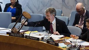 UN-Botschafter Christoph Heusgen dreht eine Sanduhr aus Thüringen. Sie soll die fünf-minütige Redezeit im Sicherheitsrat gewährleisten.