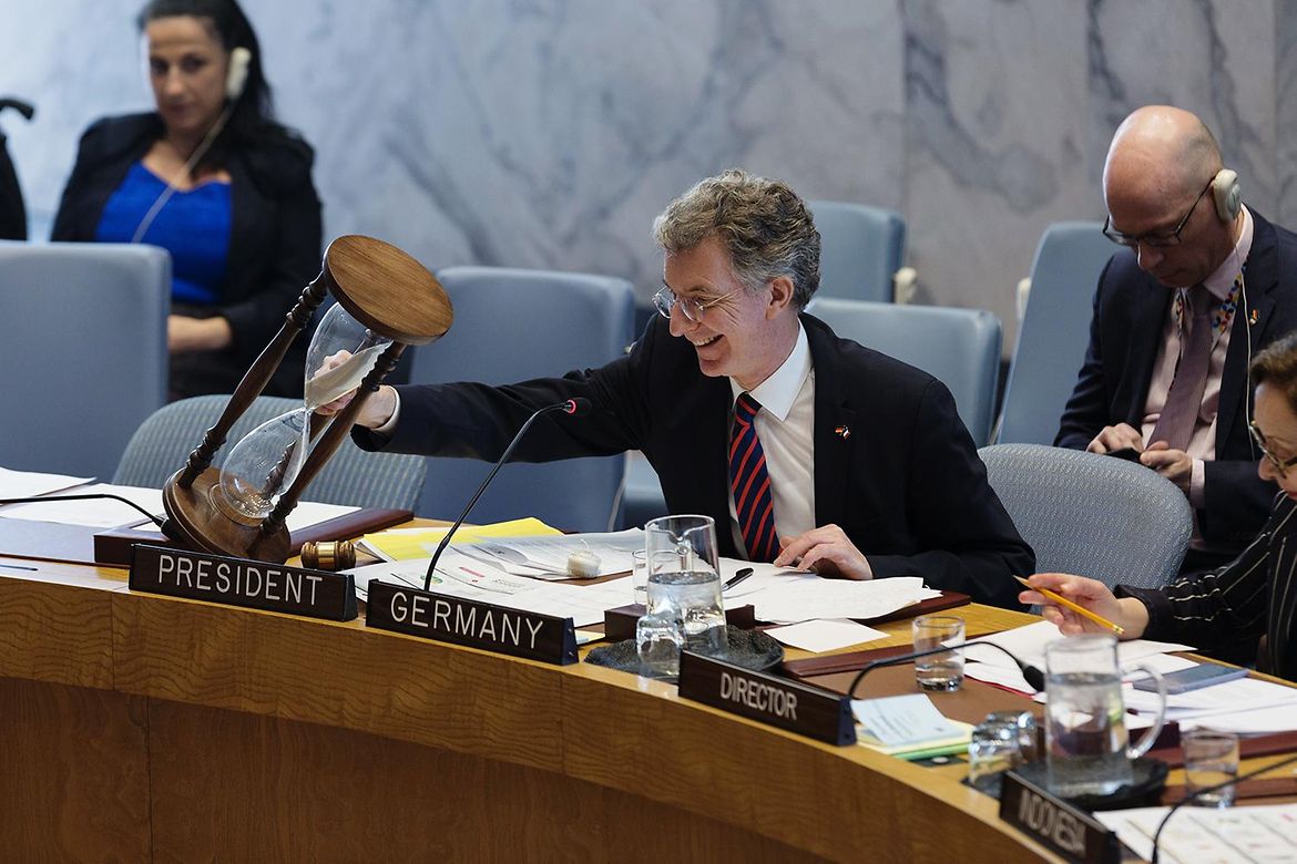 UN-Botschafter Christoph Heusgen dreht eine Sanduhr aus Thüringen. Sie soll die fünf-minütige Redezeit im Sicherheitsrat gewährleisten.