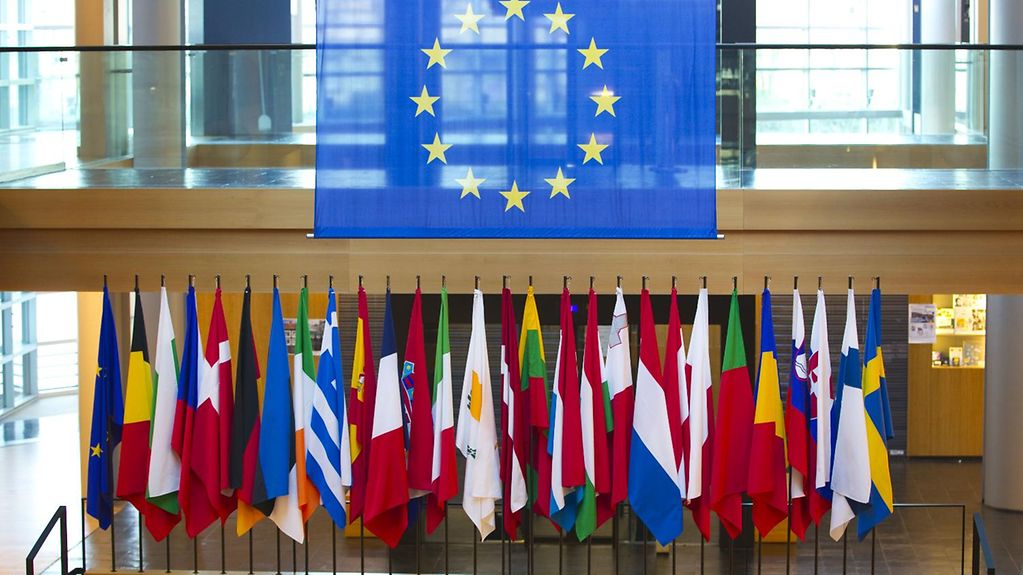 Unterhalb einer EU-Flagge sind die Flaggen aller Mitgliedsländer aufgereiht.