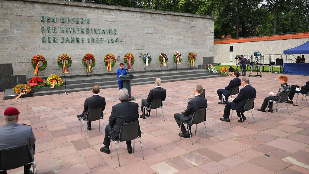 Gedenken an den 20. Juli 1944: Bundesverteidigungsministerin Annegret Kramp-Karrenbauer hält eine Rede. Hinter ihr sind vier Kränze zu sehen.