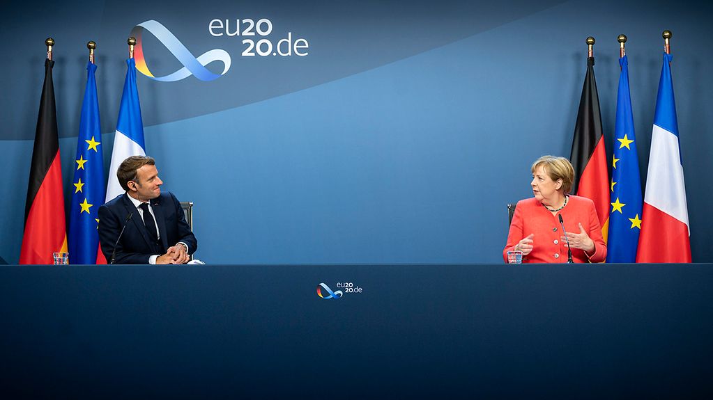 Bundeskanzlerin Merkel gibt eine Pressekonferenz mit Frankreichs Präsident Macron