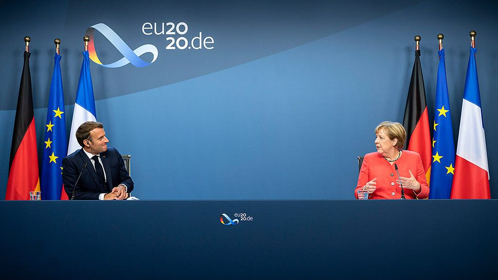 Bundeskanzlerin Angela Merkel und Emmanuel Macron, Frankreichs Präsident, auf der Abschluss-PK zum Sondergipfel.