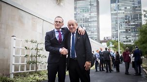 Außenminister Heiko Maas und sein französischer Kollege Le Drian umarmen sich in New York.