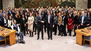 Gruppenfoto von deutschen und französischen Mitarbeitern bei der UN.