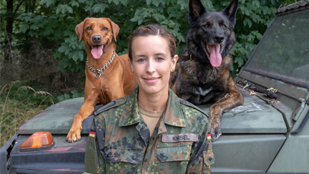 Stabsunteroffizier Sina Knisel mit ihren Diensthunden Lotta und Coyote. 