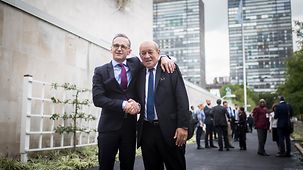 Federal Minister for Foreign Affairs Heiko Maas and his French counterpart Jean-Yves Le Drian embrace in New York.
